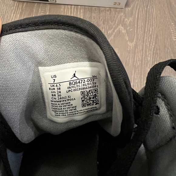 Air Jordan 1 Mid, Women’s US 7 - Picture 5 of 5